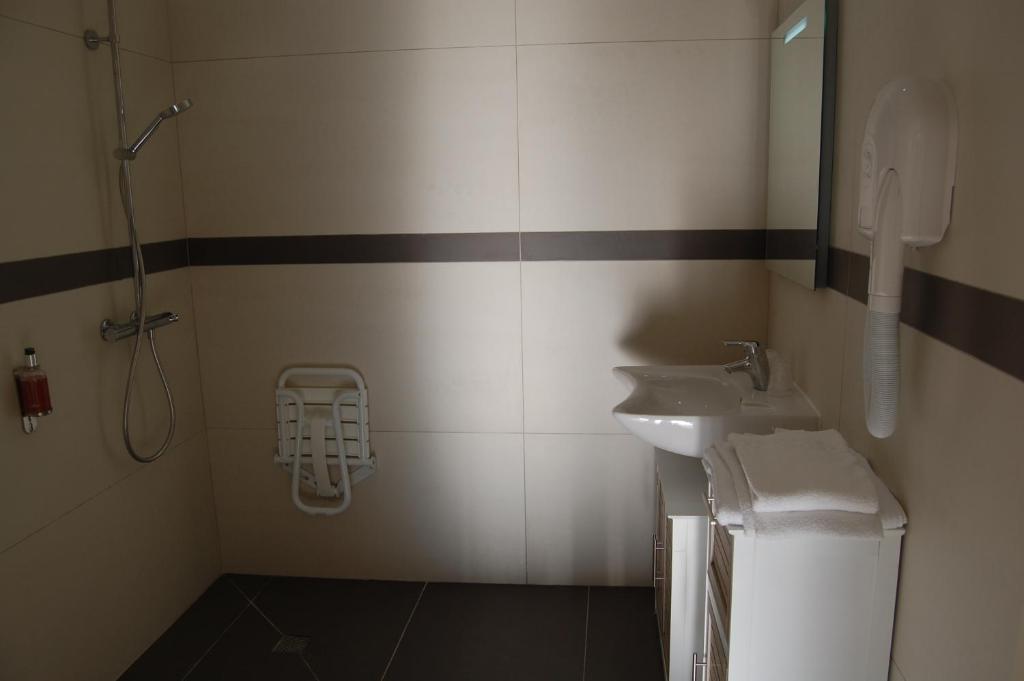 Hôtel L'Escale Périgueux Notre Dame - Chambre Triple (2 Adultes + 1 Enfant)