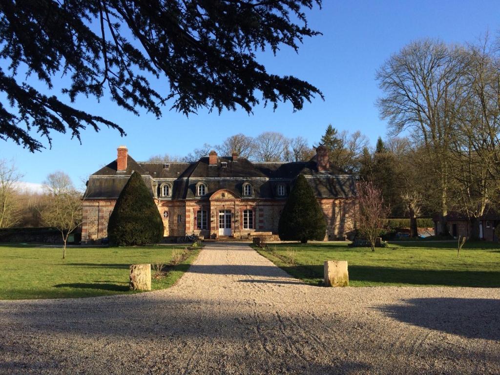 an old house with a driveway in front of it at Chambres d'hôtes La Bourbelle in Neufmoutiers-en-Brie