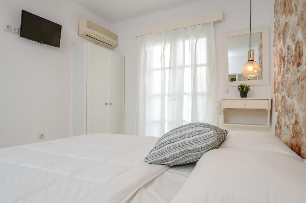 Postel nebo postele na pokoji v ubytování simos luxury apartments