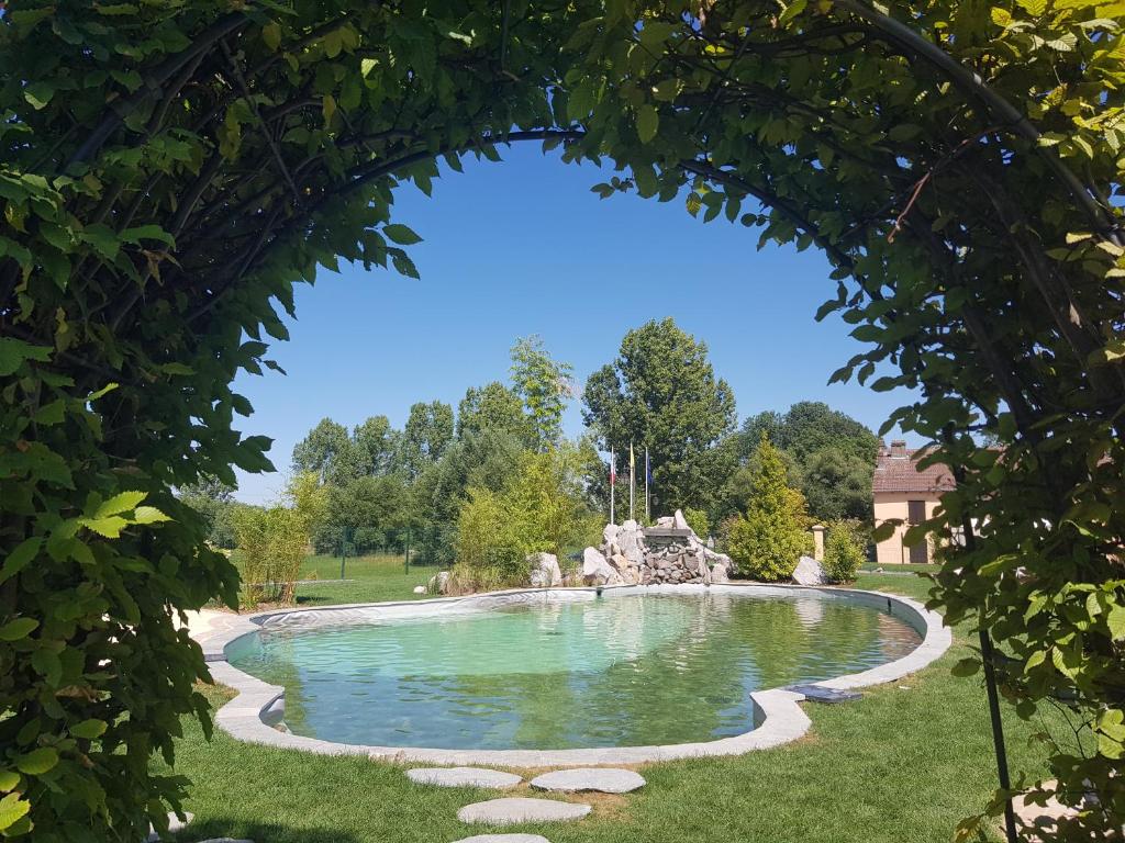 Bazén v ubytování Hôtel du Domaine de La Grange de Condé nebo v jeho okolí
