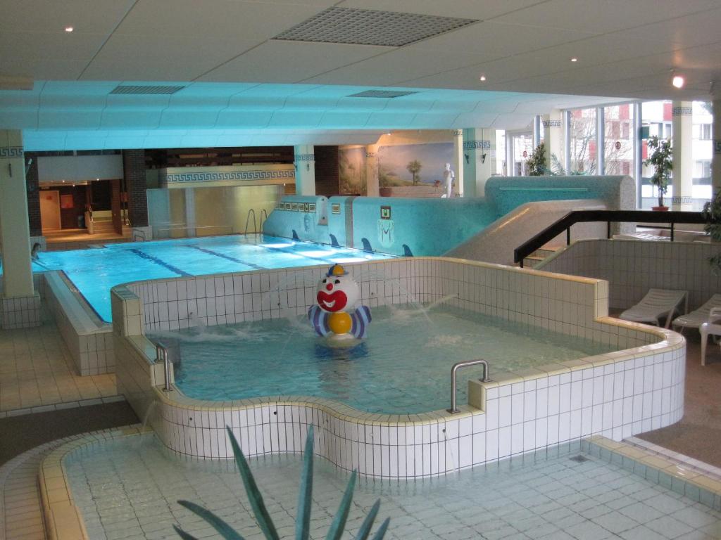 una grande piscina con un clown in acqua di Appartements im Predigtstuhl Resort a Sankt Englmar
