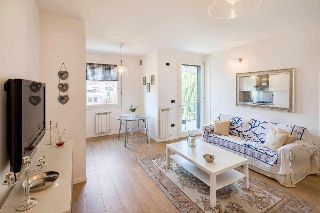 a living room with a couch and a table at La casina di Ivonne Arezzo Centro in Arezzo