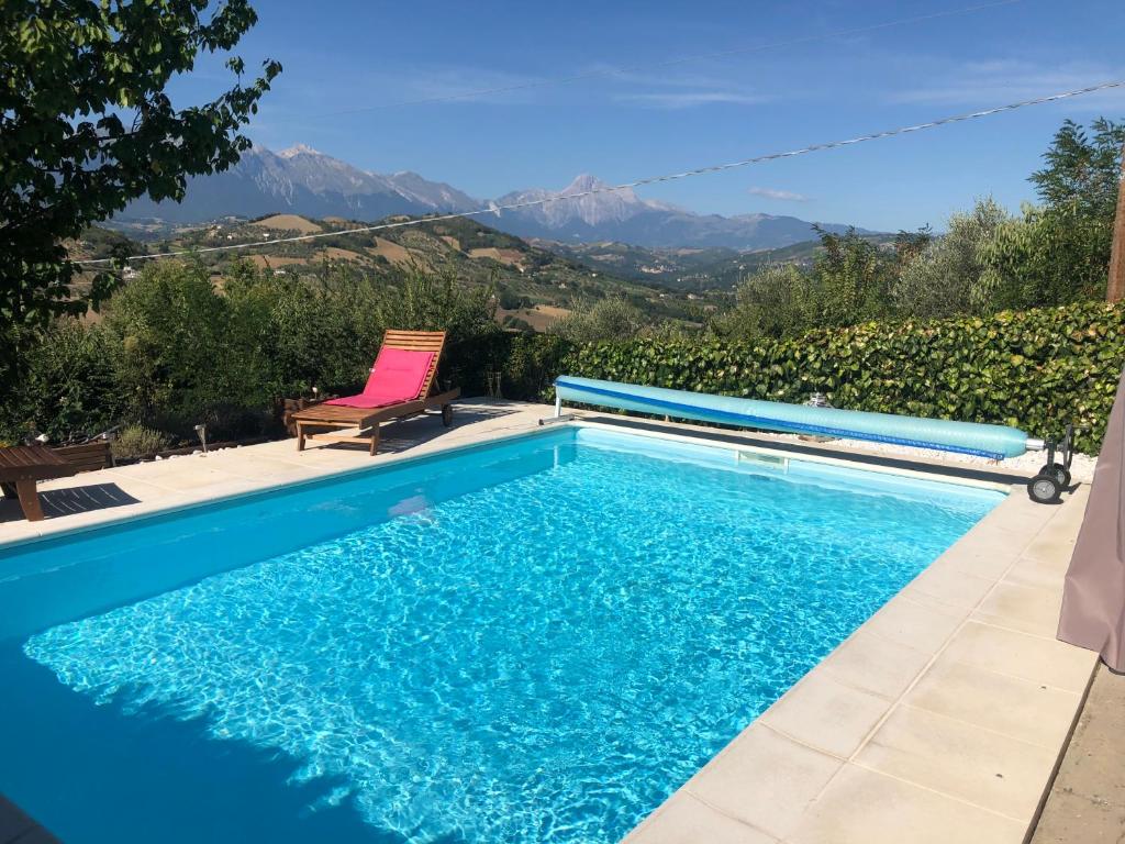 - une piscine avec vue sur les montagnes dans l'établissement Maison Montefino, à Montefino