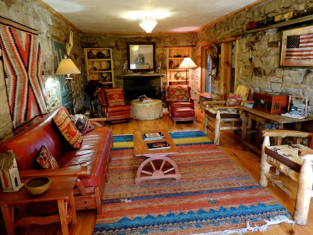 Posezení v ubytování Canyon Of The Ancients Guest Ranch
