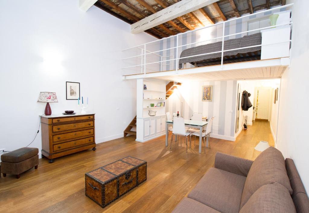 A kitchen or kitchenette at Charming Santa Croce Loft