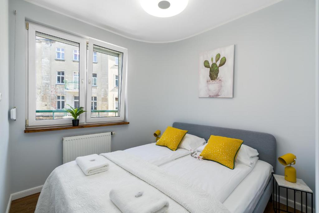 Ліжко або ліжка в номері Apartments Wroclaw Jedności Narodowej by Renters