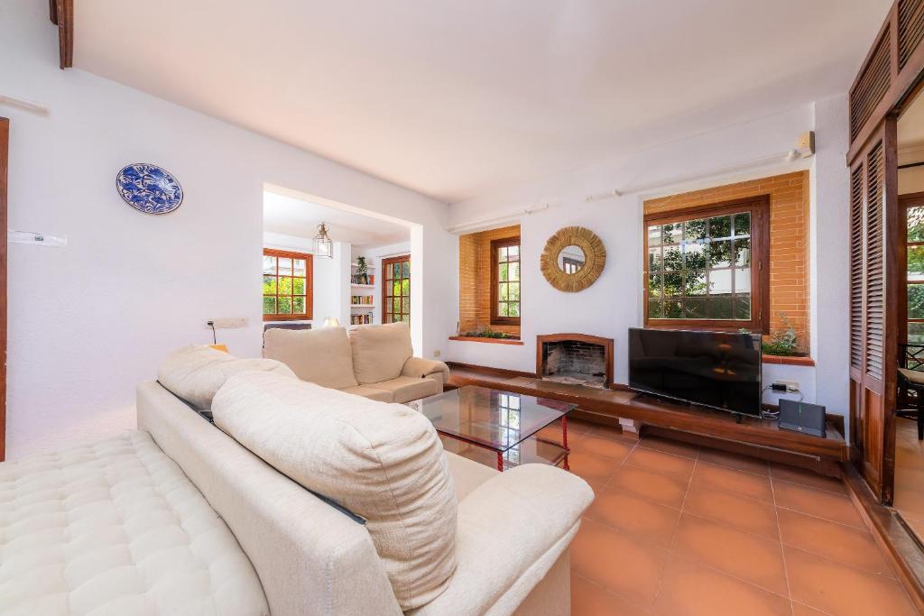 A television and/or entertainment centre at Villa Beach Palmitos