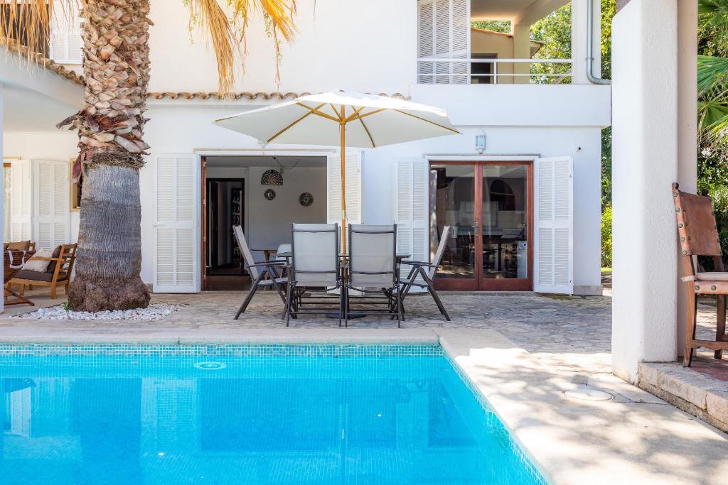 The swimming pool at or close to Villa Beach Palmitos