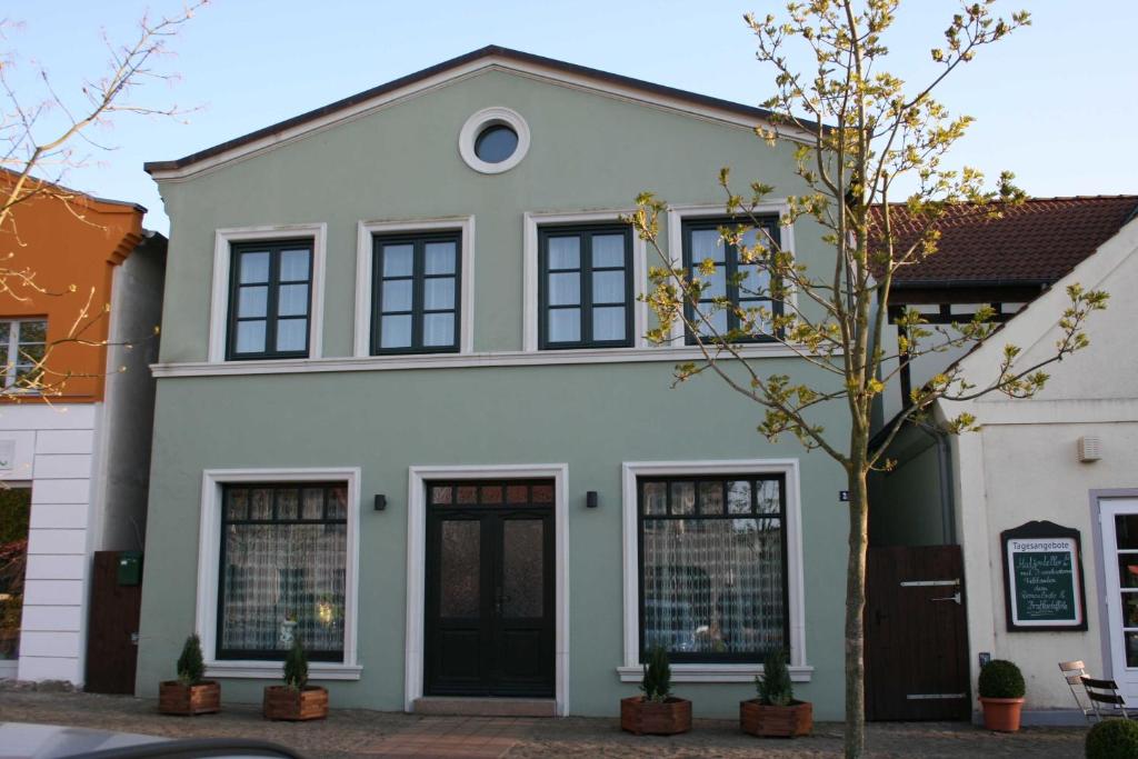 Casa blanca con ventanas negras en Gaestehaus Celina_ WE32747, en Gingst