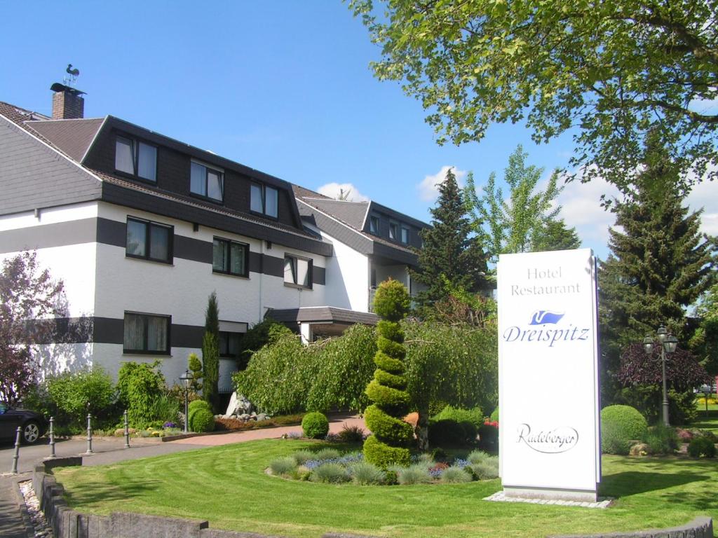 a house with a sign in front of a yard at Dreispitz -B&B-Hotel Garni in Hofheim am Taunus