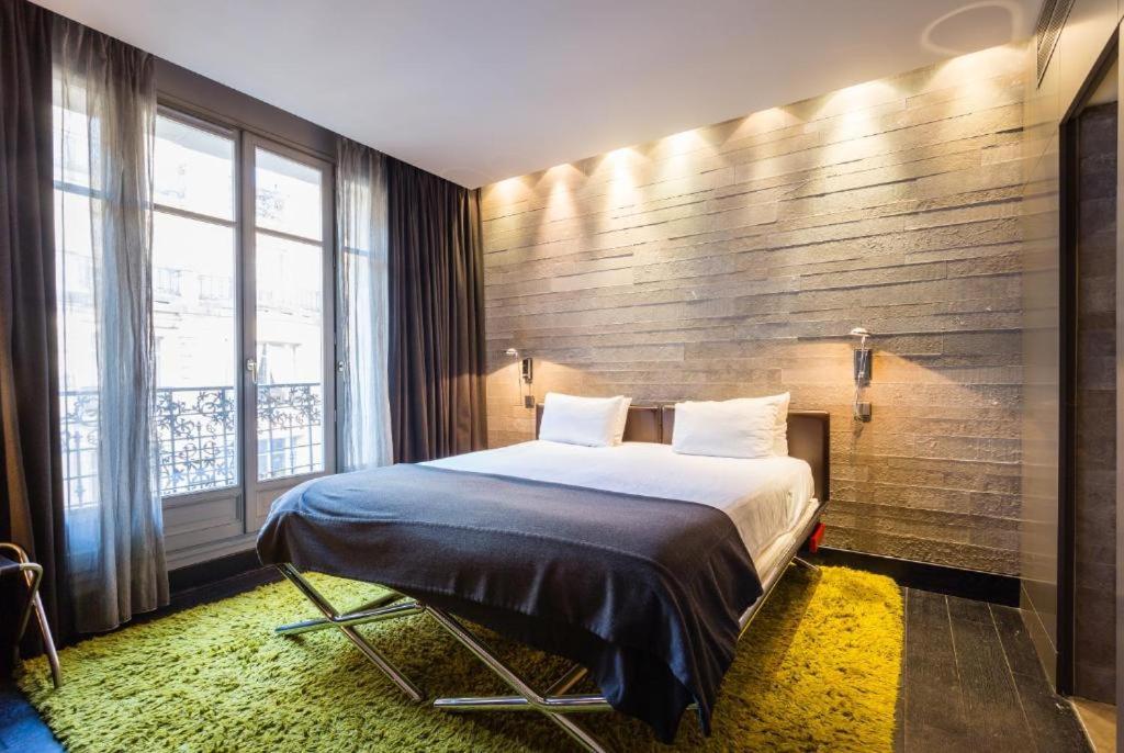 1 dormitorio con cama y ventana grande en CMG - Premium Tour Eiffel - 43, en París