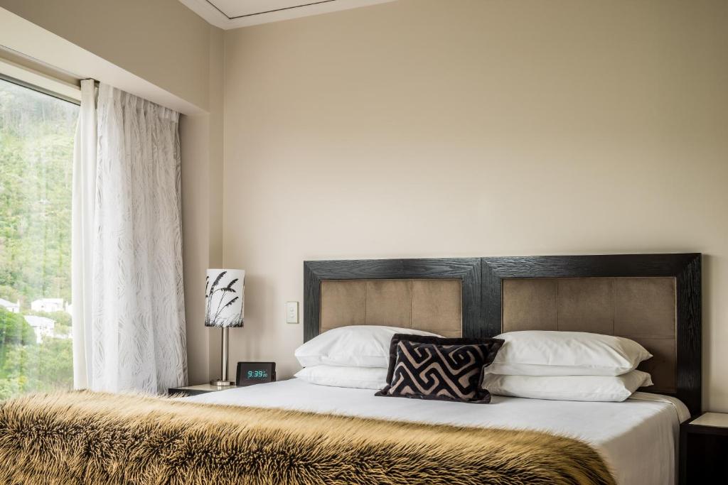 Postel nebo postele na pokoji v ubytování Bolton Hotel