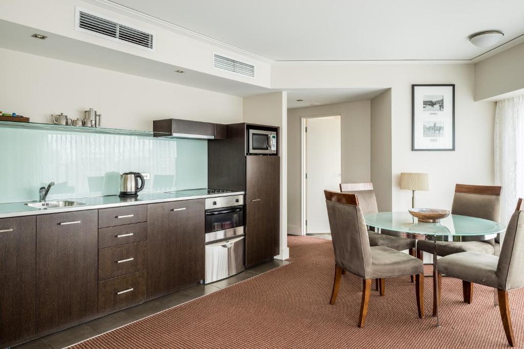 Kuchyň nebo kuchyňský kout v ubytování Bolton Hotel