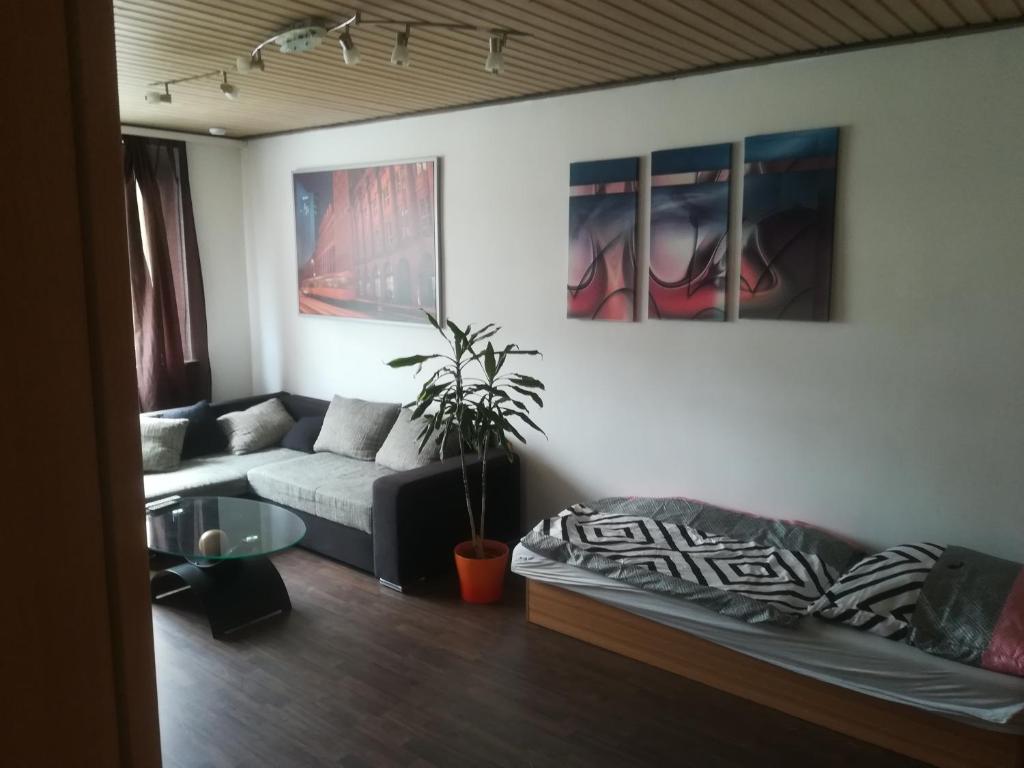 sala de estar con sofá y mesa en Ländliche Erholung 3, en Thiemendorf
