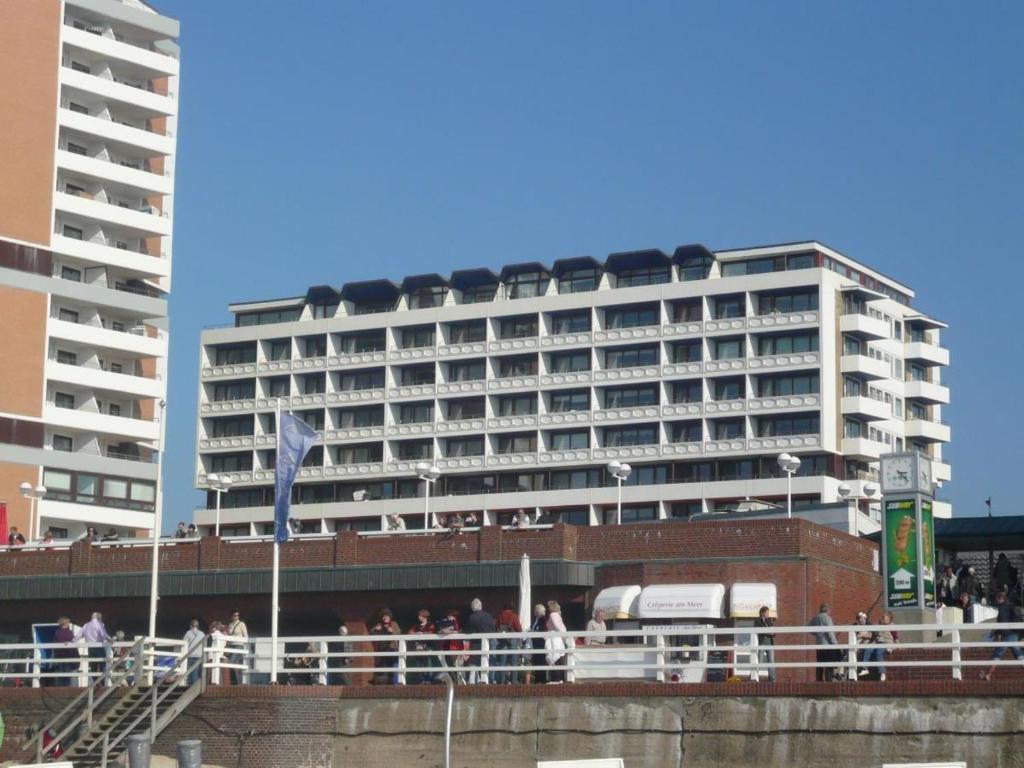 duży budynek z ludźmi stojącymi przed nim w obiekcie Haus-am-Meer-App-69 w mieście Westerland