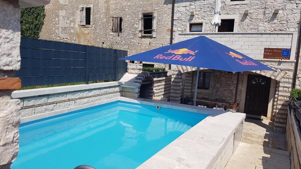 Bazén v ubytování Stone House Istria HRIS 1 nebo v jeho okolí