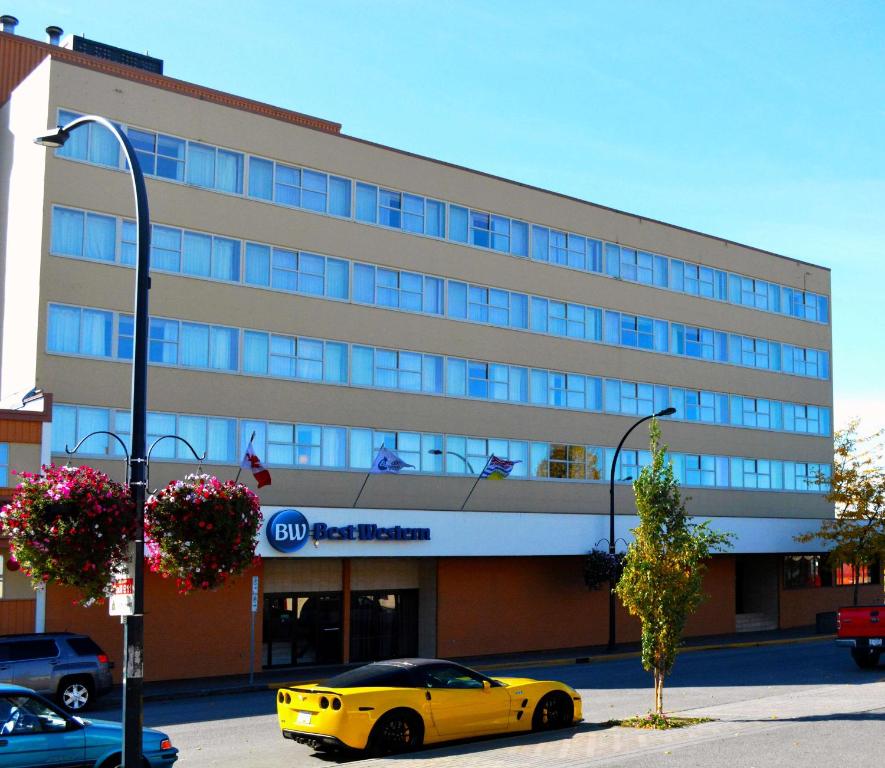 um carro amarelo estacionado em frente a um edifício em Best Western Terrace Inn em Terrace