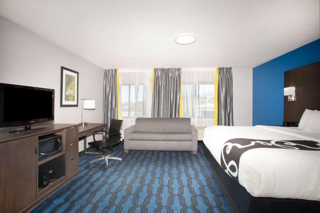 La Quinta Inn & Suites by Wyndham St Louis Hazelwood North - Executive King Room