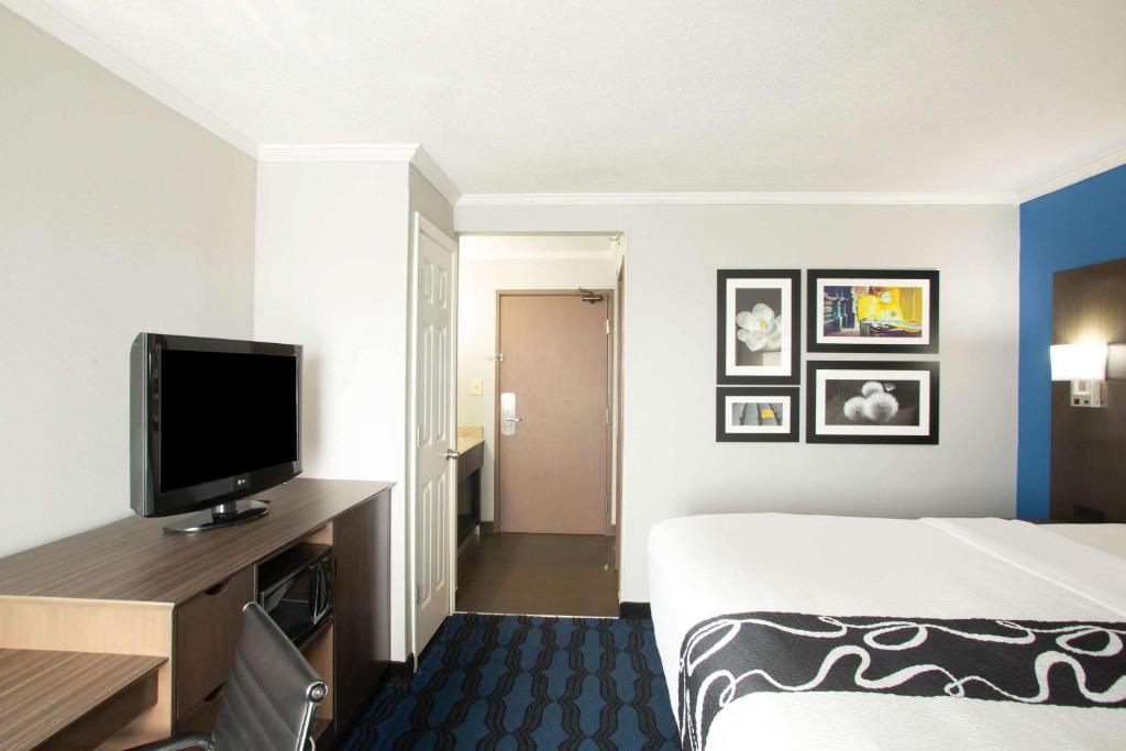 La Quinta Inn & Suites by Wyndham St Louis Hazelwood North - Deluxe King Room