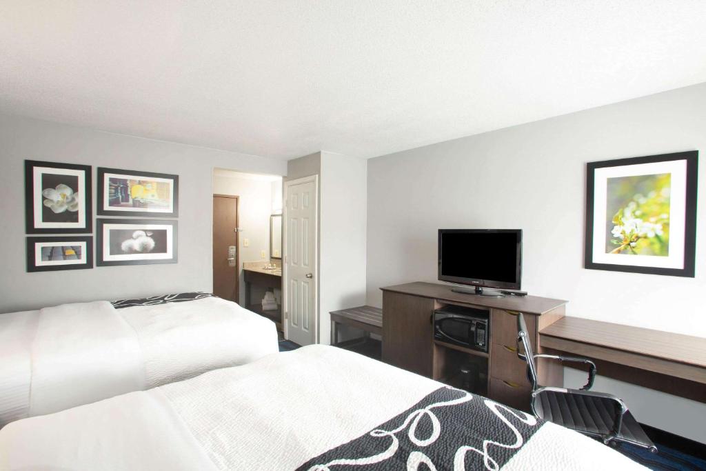La Quinta Inn & Suites by Wyndham St Louis Hazelwood North - Deluxe Room With Two Queen Beds