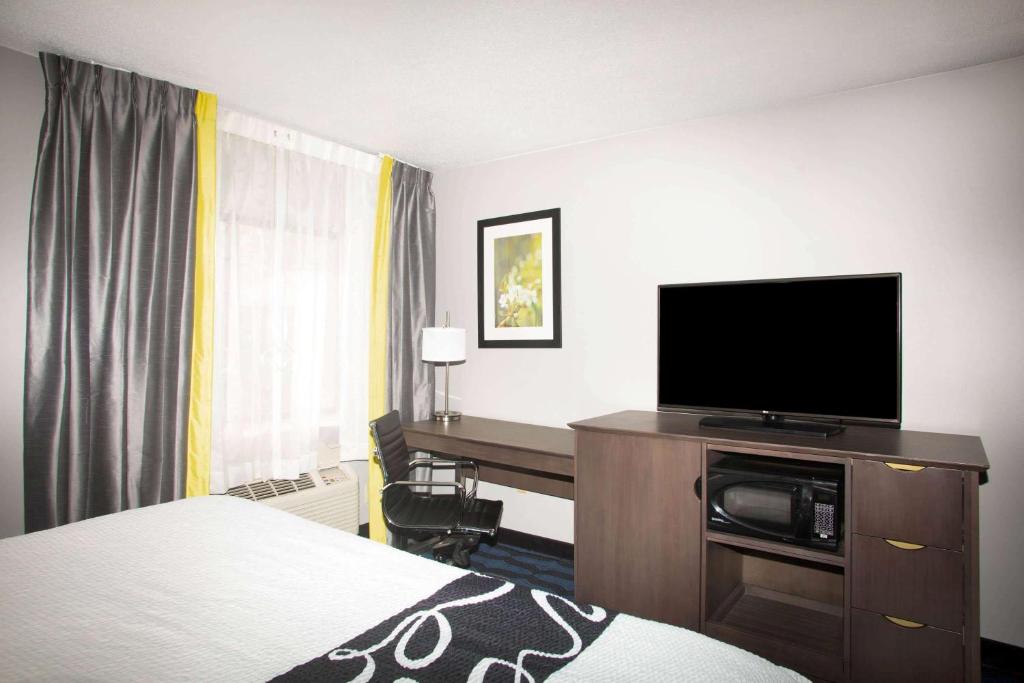 La Quinta Inn & Suites by Wyndham St Louis Hazelwood North - King Room - Disability Access