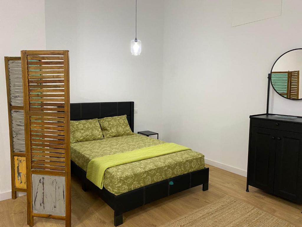 Un pat sau paturi într-o cameră la Aluche Aparment B