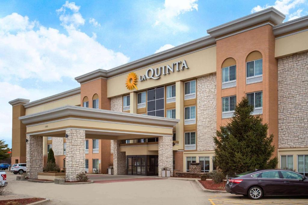 a hotel building with a sunilla sign on it at La Quinta by Wyndham Effingham in Effingham