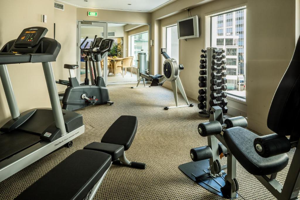 Fitness centrum a/nebo fitness zařízení v ubytování Bolton Hotel