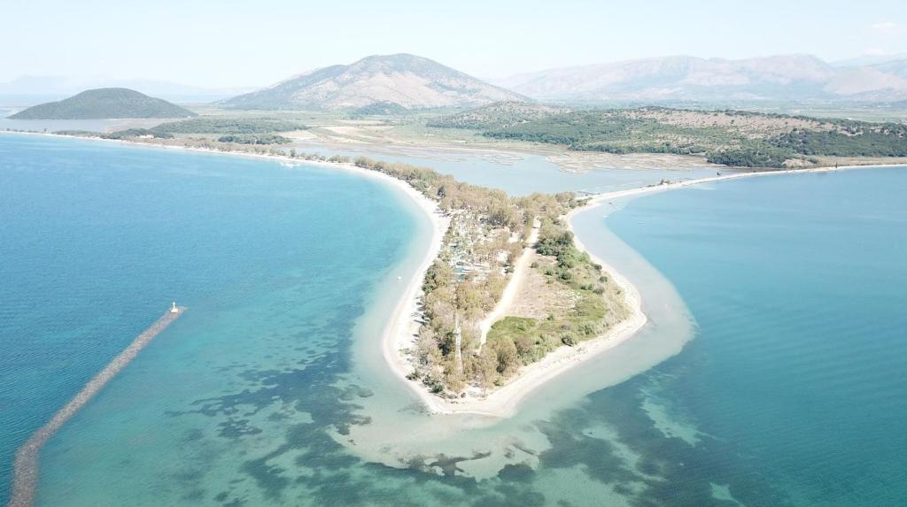 una vista aérea de una isla en el océano en Camping Drepanos en Igoumenitsa