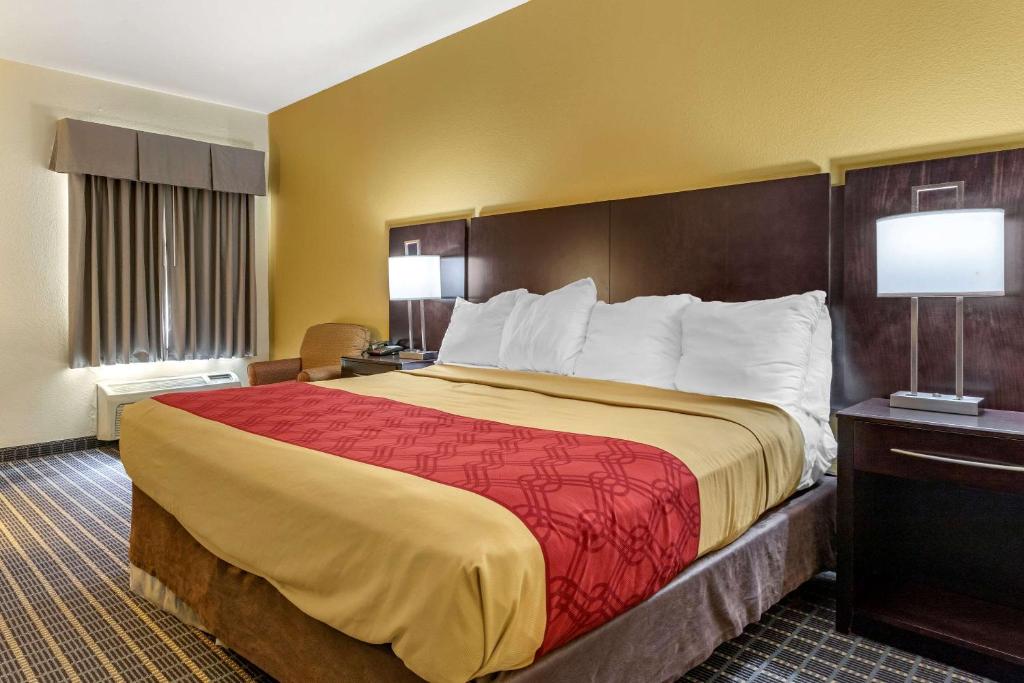 Econo Lodge Brunswick Travel Center - King Room - Non-Smoking