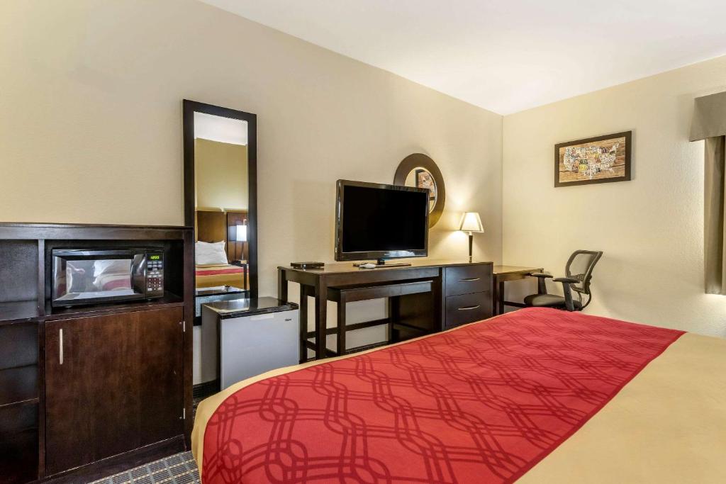 Econo Lodge Brunswick Travel Center - King Room - Accessible/Non-Smoking