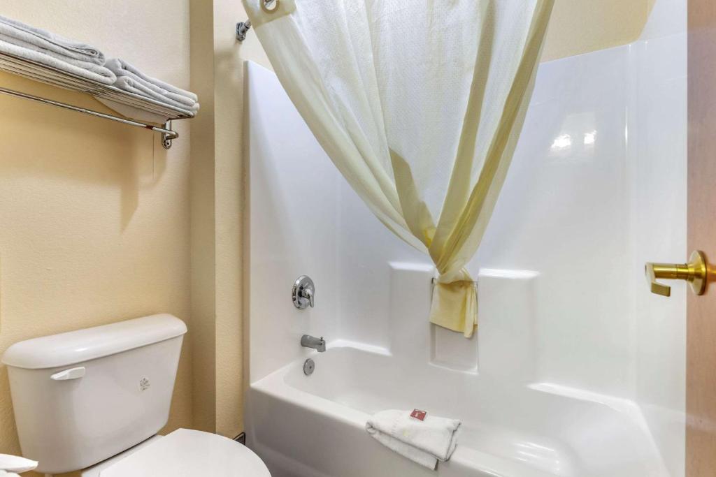 Econo Lodge Brunswick Travel Center photo