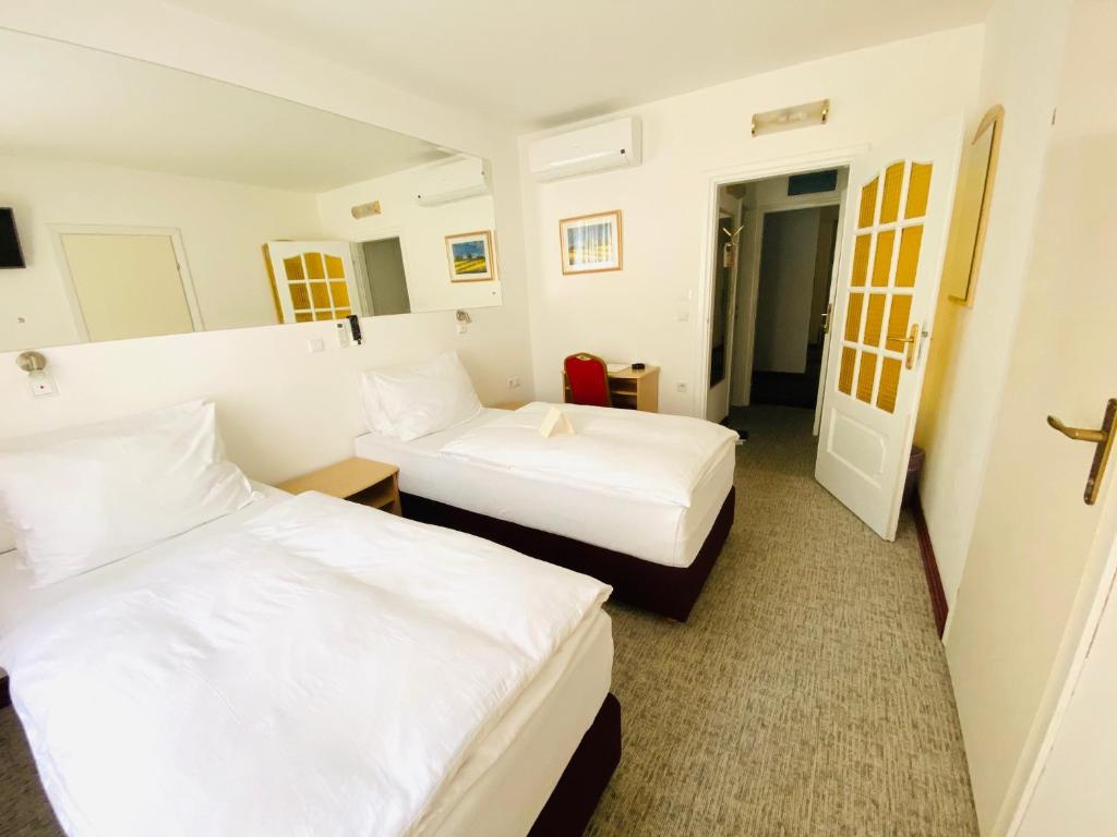 Hotel Slavonija - Twin Room