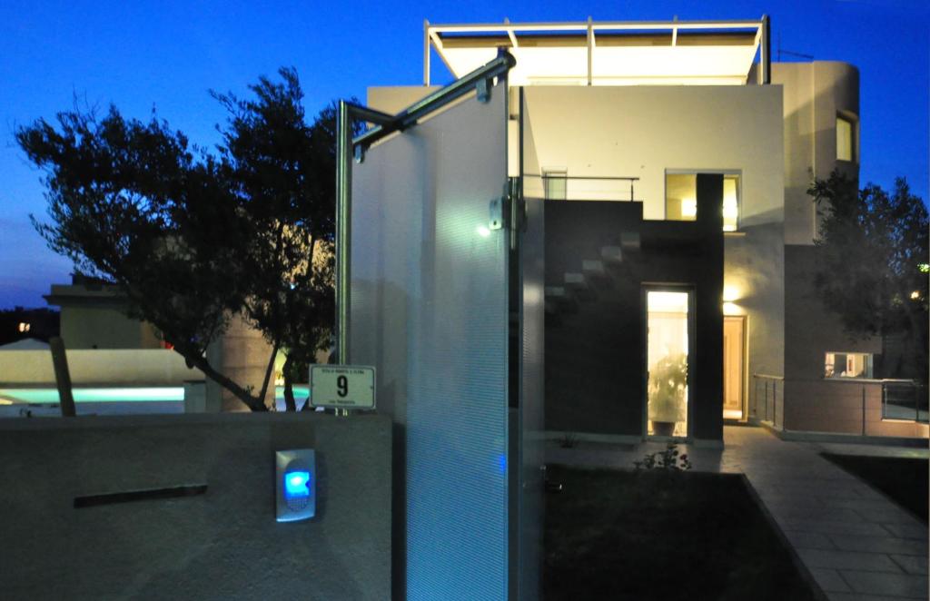 dom z niebieskim światłem na boku w obiekcie Art House Quartu - Margine Rosso w mieście Quartu SantʼElena