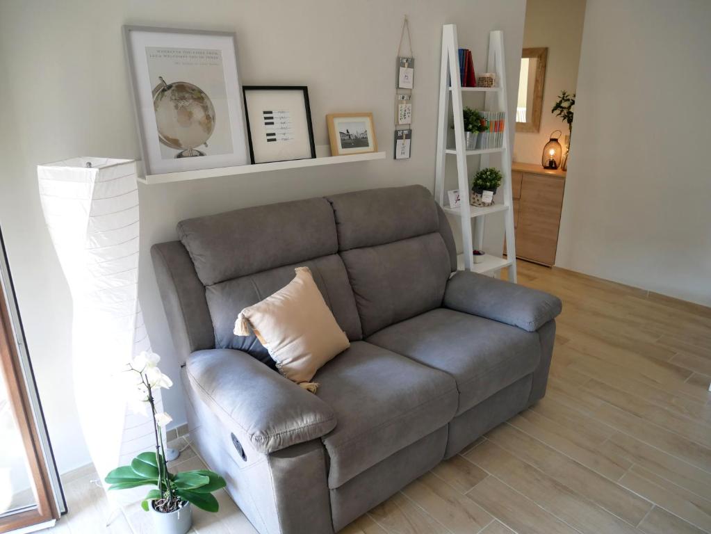 een woonkamer met een bank en een lamp bij Flat 61 in Turijn