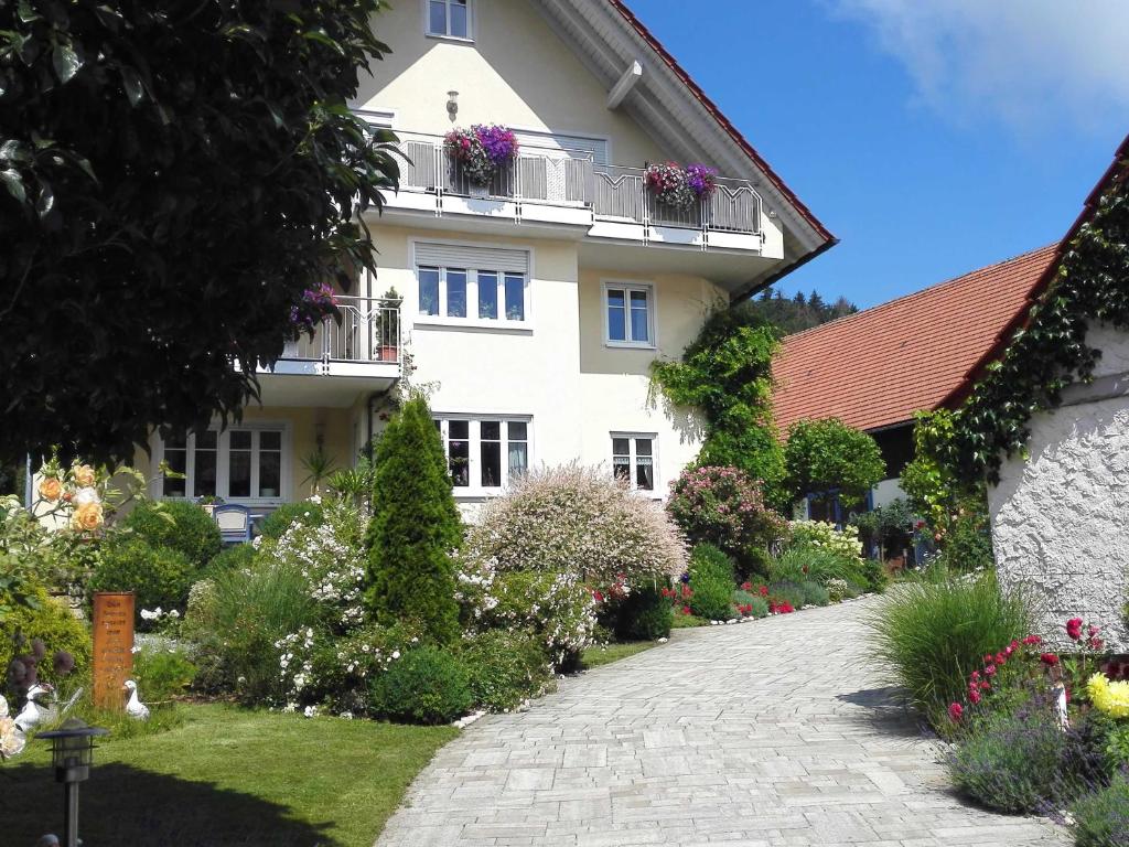 una casa con un jardín delante de ella en Ferienwohnung am Rosengarten en Ebermannstadt