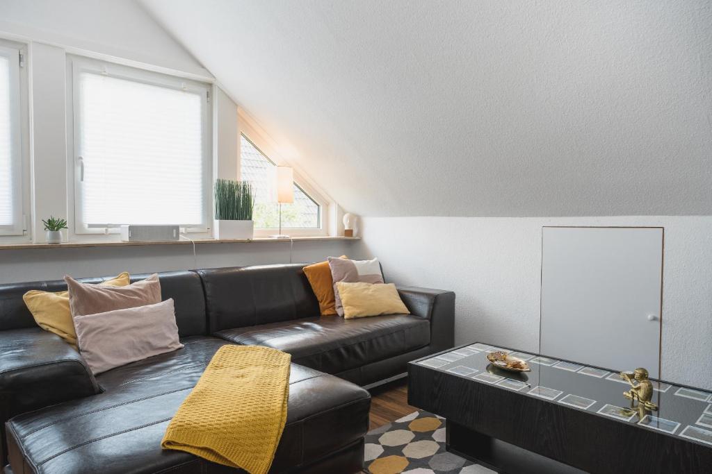 Bruns في سولتو: غرفة معيشة مع أريكة جلدية سوداء