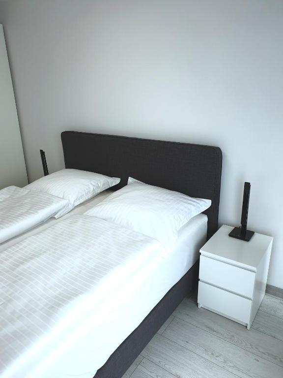 Posteľ alebo postele v izbe v ubytovaní Private Apartment, Aircondition, HD TV pl & de, WiFi, Garage, fully equipped, near beach