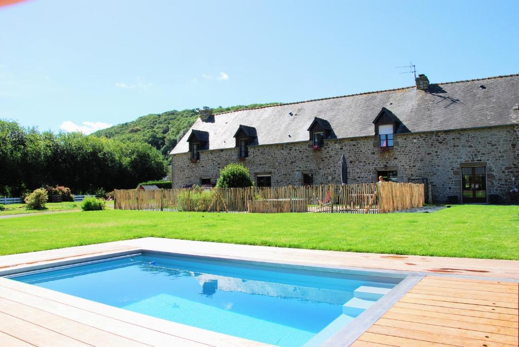 een groot zwembad voor een huis bij La Bergerie - Gîte et Chambres d'Hôtes in Roz-sur-Couesnon