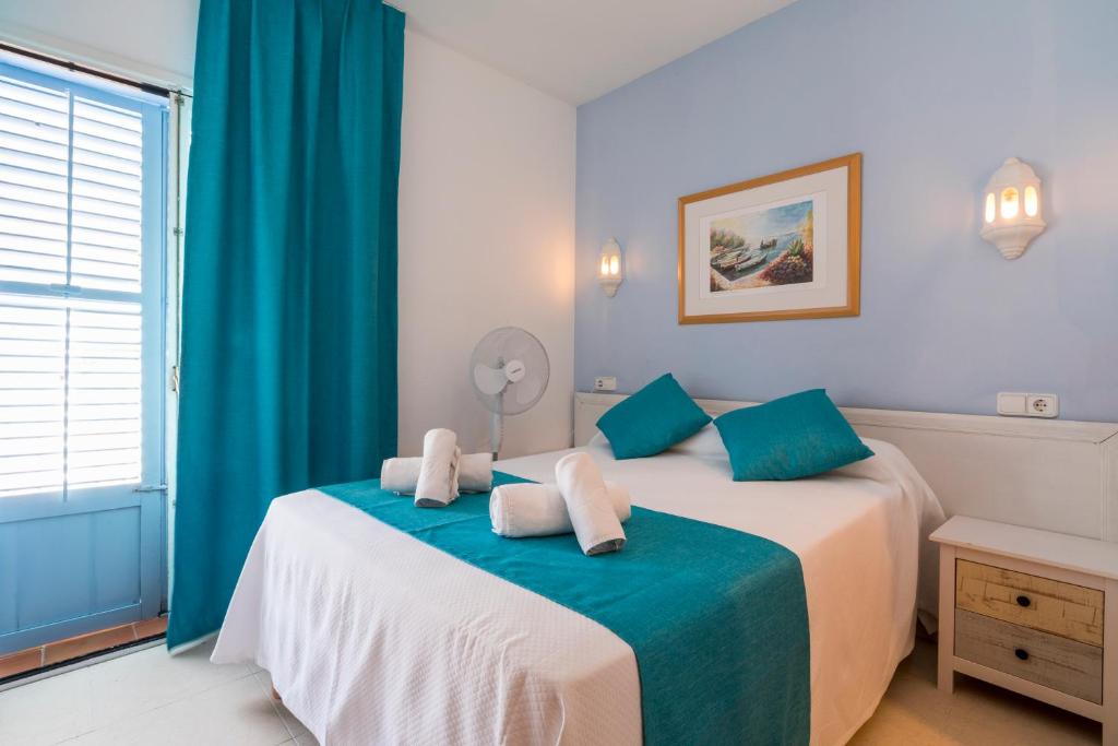 Postel nebo postele na pokoji v ubytování Hostal Ferrer