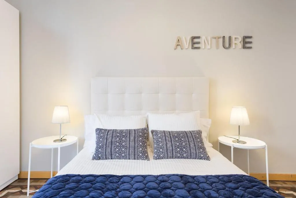 Professionally Decorated Balcony 2BE-1BA Apartment on Valencia Street, Barcelona, Spain