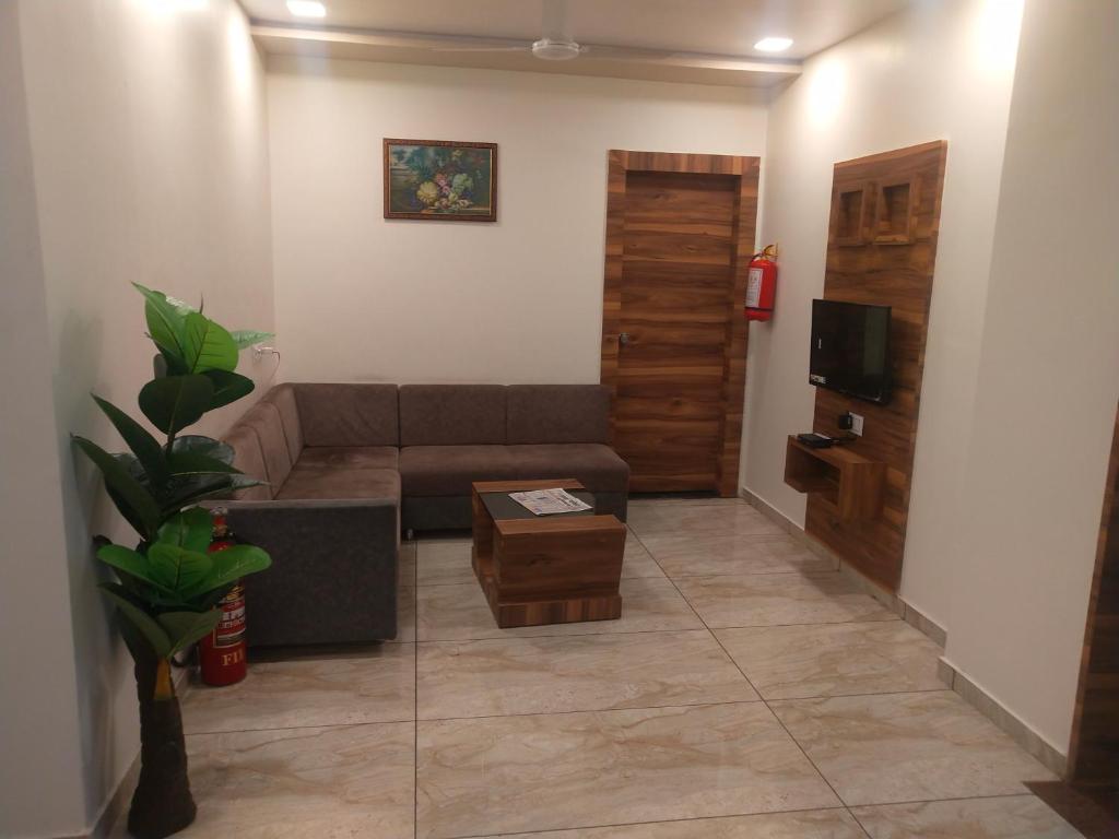 TV a/nebo společenská místnost v ubytování Hotel Neelkamal