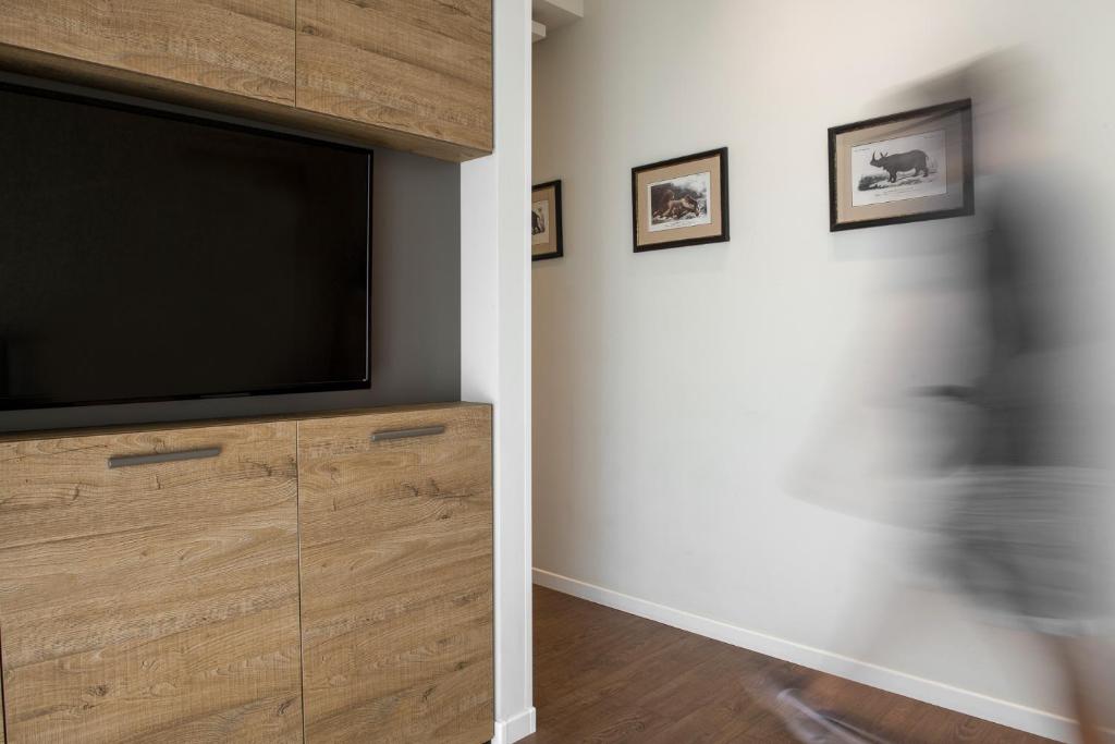 TV a/nebo společenská místnost v ubytování Litoraneo Suite Hotel