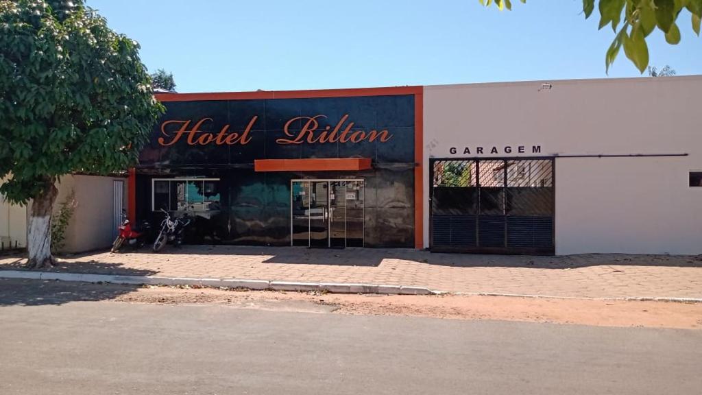 un edificio de hotel con un cartel que lee infusión de hotel en Hotel Rilton, en Carolina