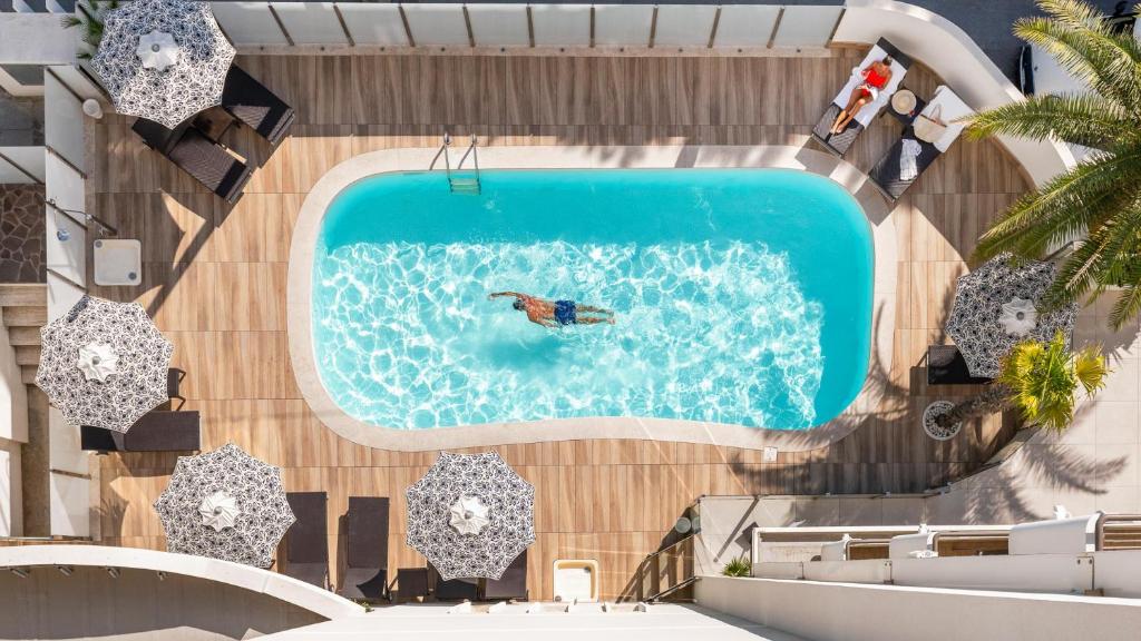 Bazén v ubytování Litoraneo Suite Hotel nebo v jeho okolí