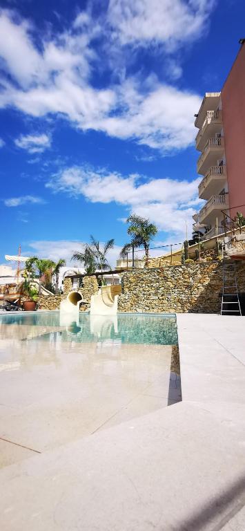 Bazén v ubytovaní Hotel Alba Seleqtta alebo v jeho blízkosti