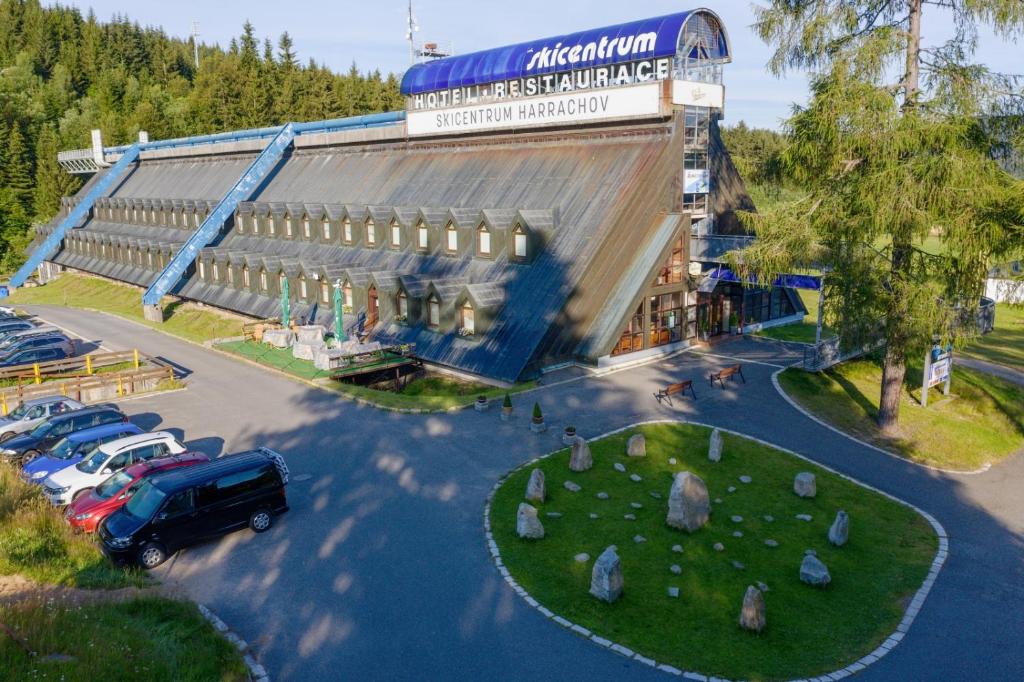 Hotel Skicentrum في هاراشوف: مبنى فيه سيارات تقف امامه
