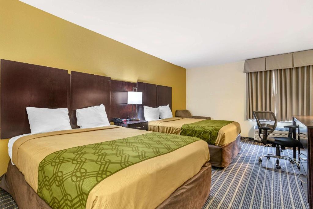 Econo Lodge Brunswick Travel Center - Queen Room With Two Queen Beds - Non-Smoking
