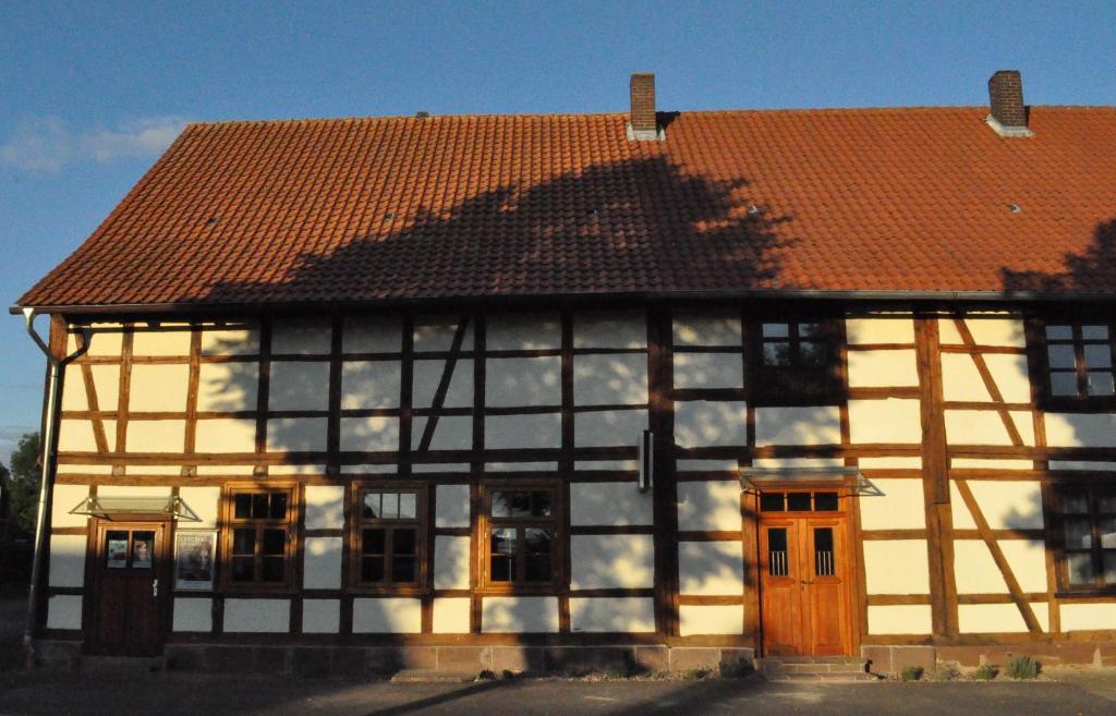 ein großes Gebäude mit rotem Dach in der Unterkunft Gästehaus in Sülbeck in Einbeck