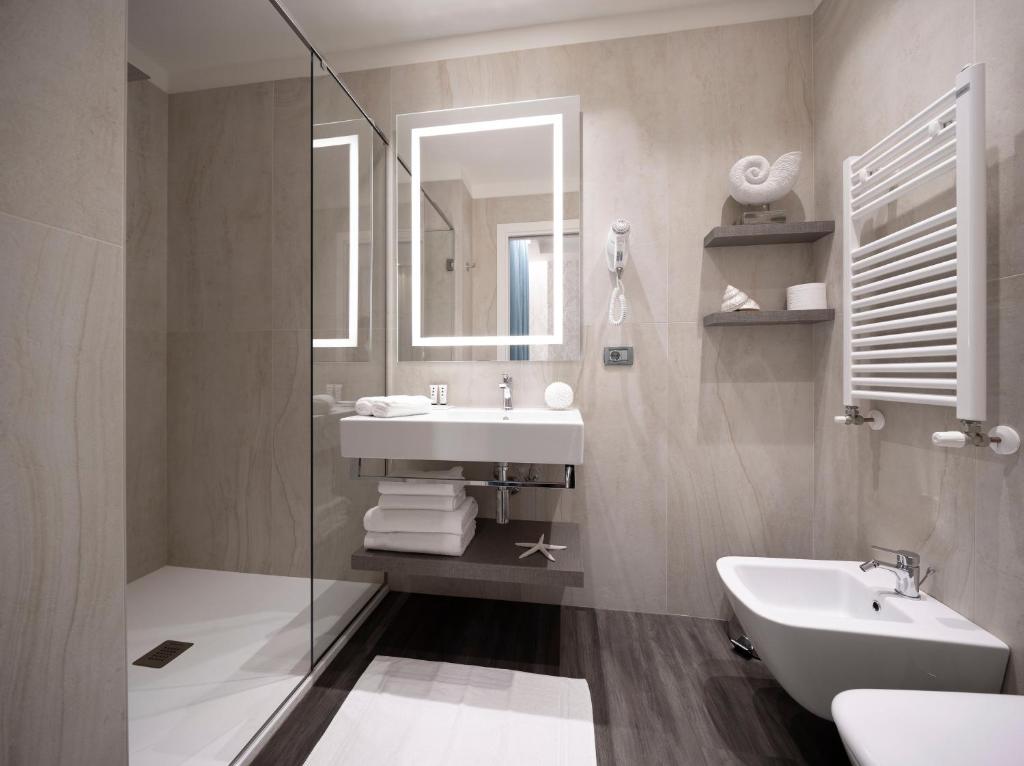 Koupelna v ubytování Litoraneo Suite Hotel